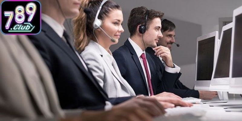 Đội ngũ tư vấn viên hoạt động cả ngày lẫn đêm